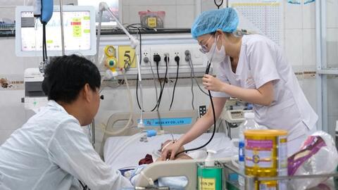 Trắng đêm giành sự sống cho bệnh nhi mắc tay chân miệng