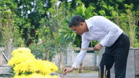 Thủ tướng dâng hương tưởng niệm các Anh hùng liệt sĩ tỉnh Lào Cai