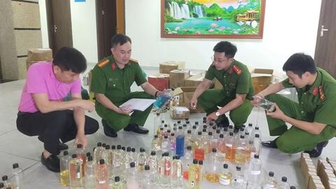 Triệt phá đường dây sản xuất nước hoa giả các thương hiệu nổi tiếng