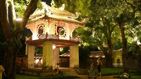 Hà Nội: Tour đêm “cháy vé”, phố đi bộ kín người