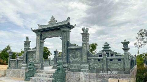 Tháo dỡ 3 khu lăng mộ trên đất công sau phản ánh của Báo Lao Động