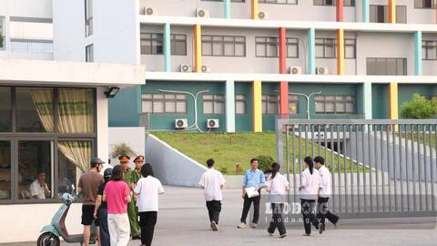 Các thí sinh tại điểm thi Chuyên Tuyên Quang bước vào môn thi lại đầu tiên
