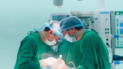 Bác sĩ phẫu thuật cắt xương hàm dưới cho người bệnh, mổ khối u lớn