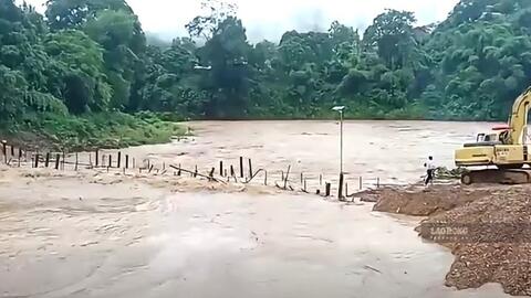 Lũ cuốn trôi cầu tạm ở Nghệ An, gần 1.300 người bị cô lập
