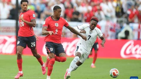 Ezri Konsa và lời giải cho bài toán hàng thủ Arsenal
