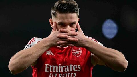 Julian Alvarez đứng giữa Arsenal và Barcelona