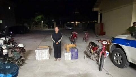 Bắt quả tang hai vợ chồng vận chuyển 2.000 bao thuốc lá điếu nhập lậu