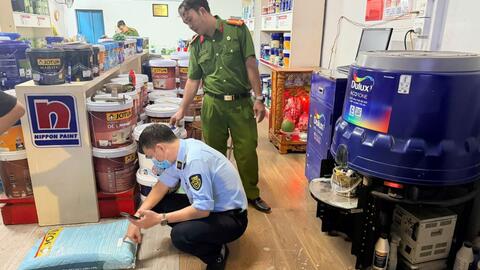 Phát hiện bột trét và nhiều thùng sơn có dấu hiệu giả mạo