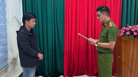 Khởi tố giám đốc sản xuất hàng nghìn chai, bì thuốc bảo vệ thực vật giả