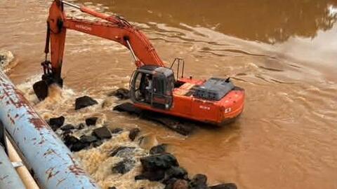 Huy động máy móc ngày đêm tháo dỡ đập ngăn mặn sông Cái Nha Trang