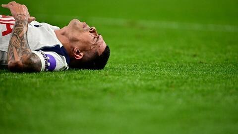 Tottenham chao đảo cả trong lẫn ngoài sân cỏ
