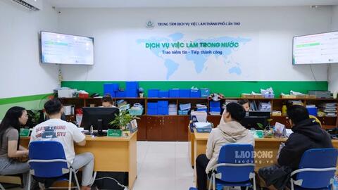 Doanh nghiệp tăng tuyển dụng, lao động trẻ vẫn chật vật tìm việc