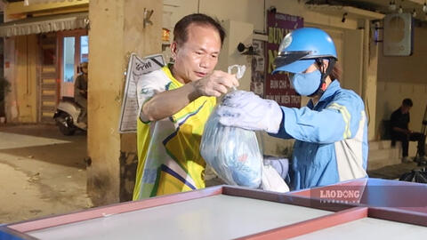 Triển khai thí điểm thu gom rác bằng túi tiêu chuẩn tại khu phố trung tâm Hà Nội