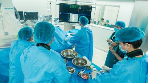 Người cao tuổi bệnh thận mạn được can thiệp mạch máu bằng khí CO₂
