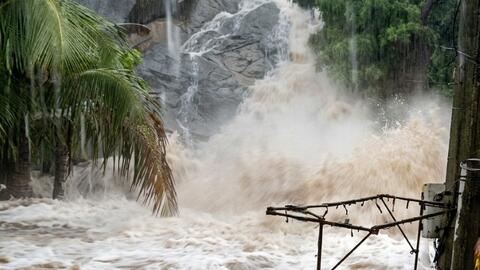 Mưa lớn ở Cù Lao Chàm, nước chảy như thác, nhiều điểm ngập cục bộ