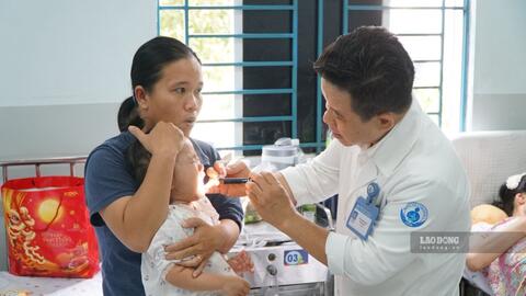Ca bệnh tay chân miệng tại TPHCM tăng, bác sĩ cảnh báo biến chứng nguy hiểm