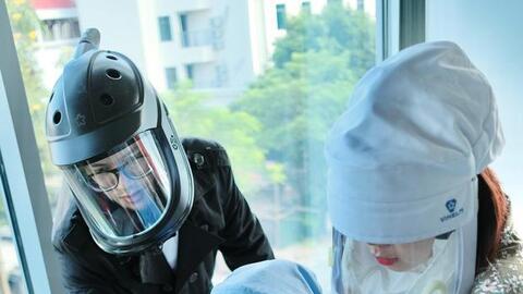 TỰ HÀO: 3 học sinh Việt Nam sáng chế mũ cách ly di động cực xịn, nhận luôn giải thưởng danh giá chưa từng có của Tổ chức Sở hữu trí tuệ Thế giới