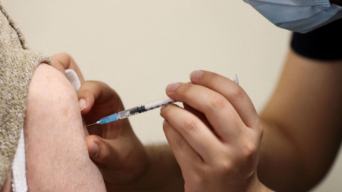 Phát hiện mới nhất về hiệu quả mũi 3 vaccine COVID-19: Tiến sĩ nói 'Bằng chứng đã rõ ràng'