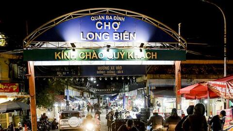 Hà Nội: Bê đá cây lạnh buốt, vầy nước đỏ tay trong chợ cá mưu sinh ngày giá rét