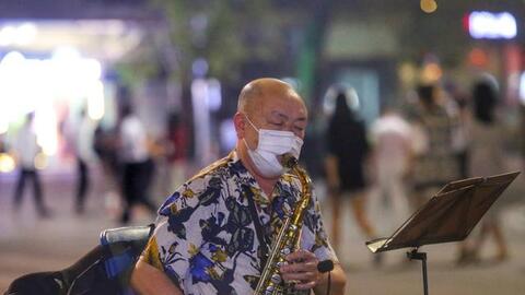 Phố đi bộ Hà Nội nhộn nhịp trở lại sau gần 1 năm tạm dừng