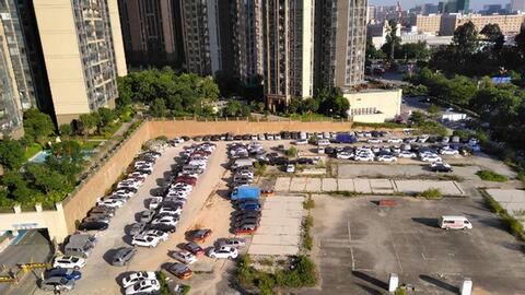 “Nữ hoàng bãi đỗ xe” làm giàu theo kiểu không giống ai: Dốc tiền vào mua đất để làm chỗ gửi xe, 20 năm sau hốt bạc mỏi tay