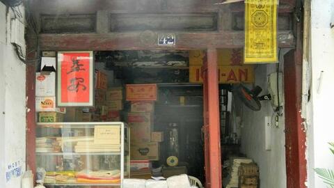 Ngôi nhà bán giấy dó duy nhất hơn 130 tuổi ở phố cổ Hà Nội, lưu giữ cả giấy dó sắc phong vẽ thủ công hoa văn rồng chìm thời Nguyễn