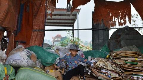 Cuộc sống bên cạnh những đống rác thải nhựa chất cao như núi ở ngoại thành Hà Nội