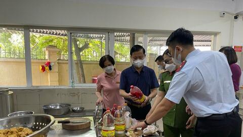 Xử phạt nhà hàng Chân Mây trong "Tháng hành động vì An toàn thực phẩm"