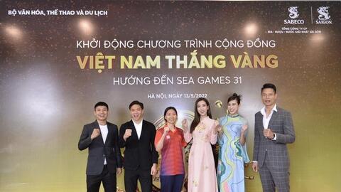 CEO ngoại của Sabeco mặc áo thể thao cờ Việt, khoe họp báo xong phải đi luôn để cổ vũ đội tuyển Việt Nam