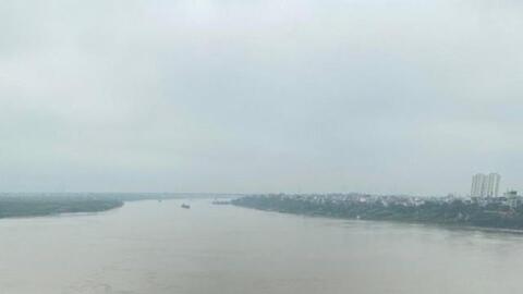 Vừa được lắp đặt, số phao cứu sinh trên cầu bắc qua sông Hồng đã bị lấy trộm một nửa