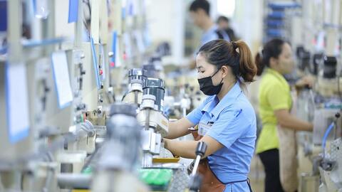 Người lao động vui mừng vì sắp được tăng lương tối thiểu vùng