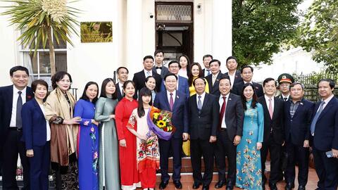 Chủ tịch Quốc hội Vương Đình Huệ thăm Đại sứ quán và gặp gỡ cộng đồng người Việt tại Vương quốc Anh