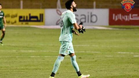 Thủ môn bật khóc đòi rời sân rồi tuyên bố treo giày, lý do khiến ai cũng xót xa