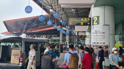 Hình ảnh sân bay Nội Bài đông đúc khách đi du lịch, về quê nghỉ lễ 2/9