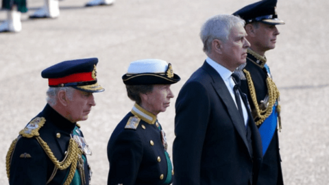 Phía sau việc Hoàng tử Andrew và Harry không mặc quân phục