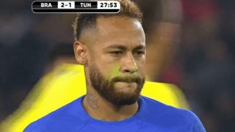 Neymar đáp trả khi bị CĐV tại Paris chiếu laser
