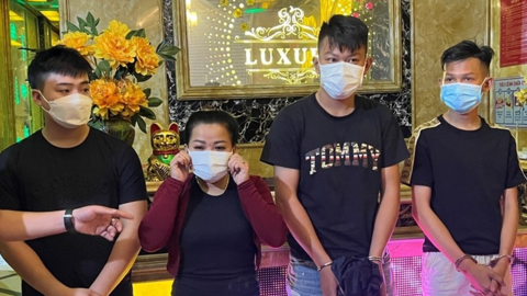 Bắt khẩn cấp chủ quán karaoke Luxury Hồng Phúc