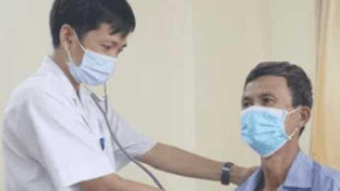 Ho húng hắng tưởng là bệnh tuổi già, người đàn ông phải cắt một phần lá phổi vì ung thư