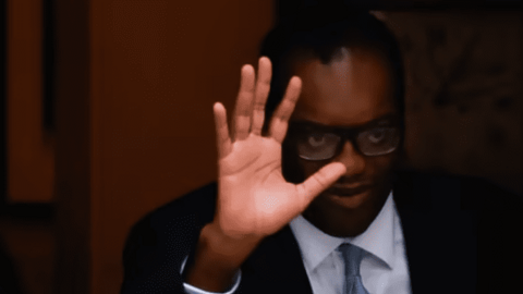 Thủ tướng Anh sa thải Bộ trưởng Tài chính, sẵn sàng đảo ngược kế hoạch giảm thuế làm chấn động thị trường tài chính