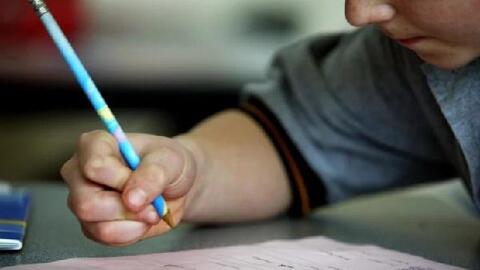 Học sinh lớp 9 ở Australia có trình độ viết ngang lớp 3