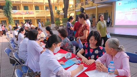 Cựu học sinh về thăm khám, tri ân thầy cô trường THPT Nguyễn Thị Minh Khai