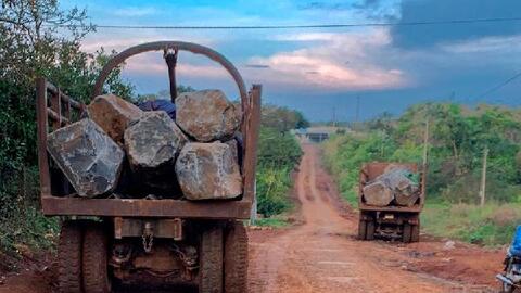 Ôtô chở đá hình trụ bị phát hiện, tài xế rời khỏi hiện trường