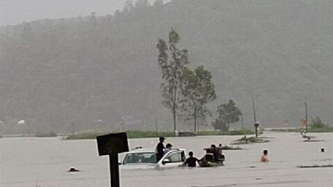 Mưa lớn trôi ô tô ở Phú Yên, nhiều khu cư dân ngập sâu
