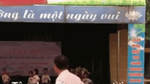 Bật cười khoảnh khắc nam giáo viên nhún nhảy dưới sân khấu 'nhắc bài' cho học sinh