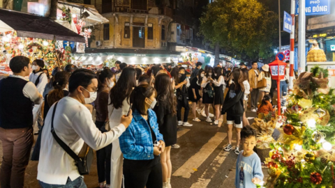 Giới trẻ Hà thành nô nức đến phố Hàng Mã check-in trước thềm Noel