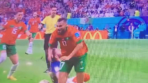 Trọng tài trận Pháp gặp Morocco bị chỉ trích vì quyết định khó hiểu