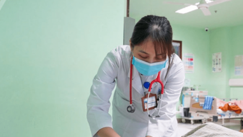 Hai trẻ bị suy thận, phù cơ thể vì gia đình tự ý dùng thuốc Nam thay cho phác đồ điều trị của bệnh viện