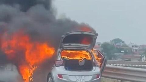 Xe ôtô bốc cháy ngùn ngụt trên cao tốc Pháp Vân - Cầu Giẽ