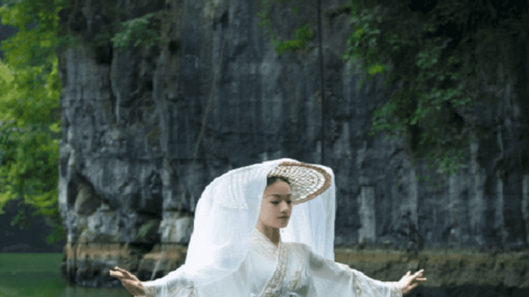 Cô gái sở hữu tuyệt kỹ "lướt trên mặt nước" gần thất truyền, biểu diễn trên sông như bước ra từ phim võ hiệp