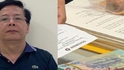 Khám xét phòng quyền Trưởng Phòng Kiểm định, lộ 2 cọc tiền nguyên seri trong chiếc cặp cũ sờn!